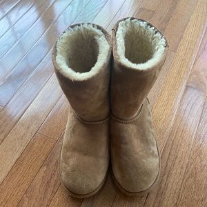 Women’s classic short chestnut color UGG boots size 6